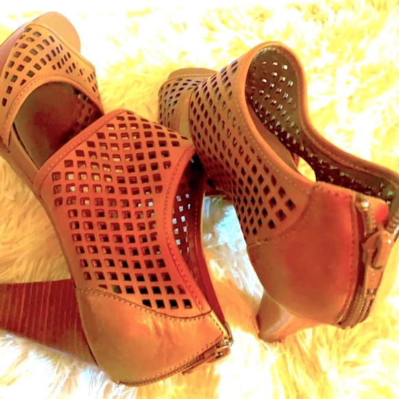 Franco Sarto like new yellow perforated open toe shoes size 8.5 - Picture 4 of 6